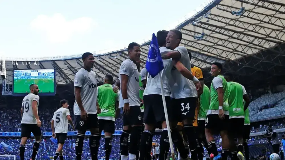 Botafogo vence Cruzeiro no Mineirão e sobe na tabela