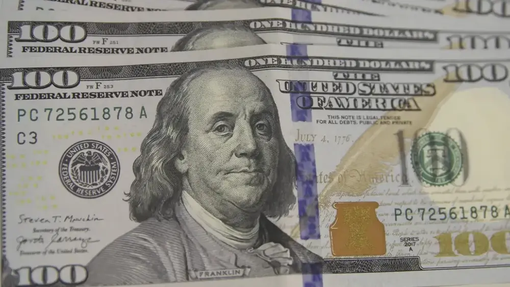 Dólar abre estável com IPCA-15 abaixo do esperado e Fed no foco