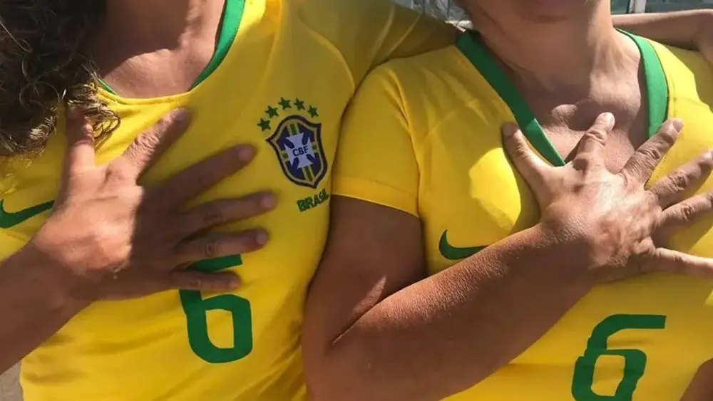 Família com seis dedos torce pelo hexa e inspira ciência