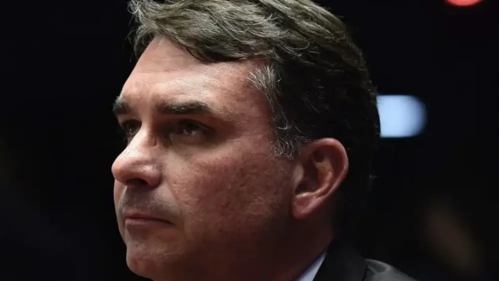 Flávio admite erro de Bolsonaro com a imprensa