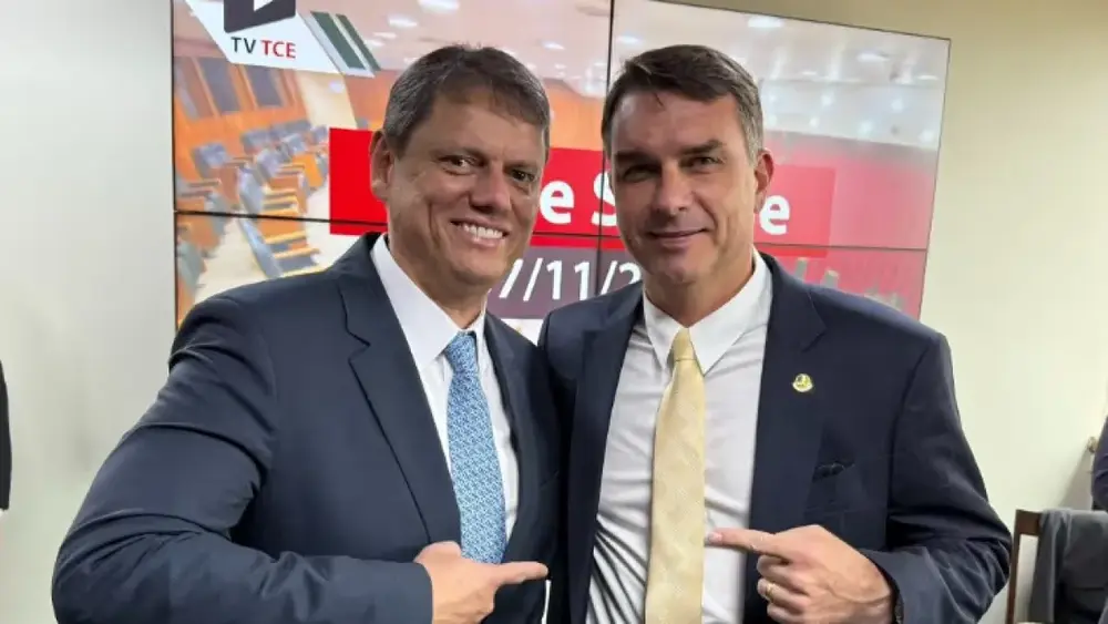 Flávio Bolsonaro muda campanha para SP e busca apoio de Tarcísio