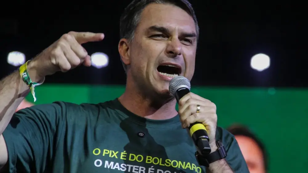 Flávio diz fazer papel de Lula nos EUA e adia volta por tarifaço