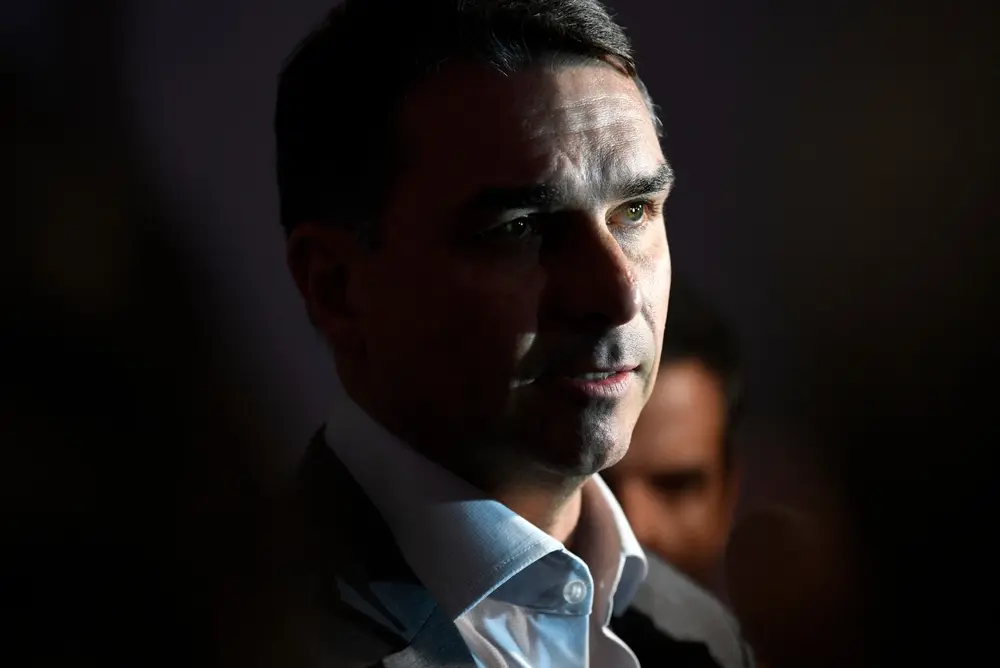 Flávio quer base para mudar Constituição e defende menos ministérios