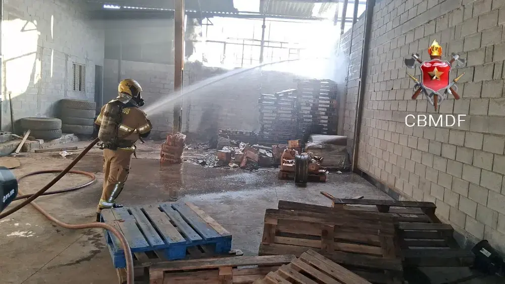 Incêndio em galpão em Ceilândia é controlado sem vítimas