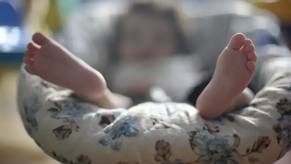 Mãe é condenada por abandonar bebê de 16 dias para ir a bar