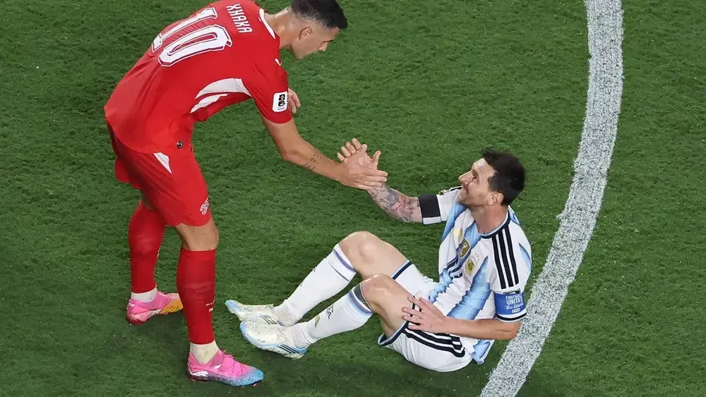Messi na semi, Neymar no pôquer: o abismo da postura