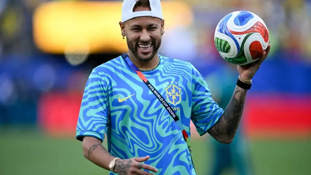 Neymar é batizado em treino e anima Seleção na Copa