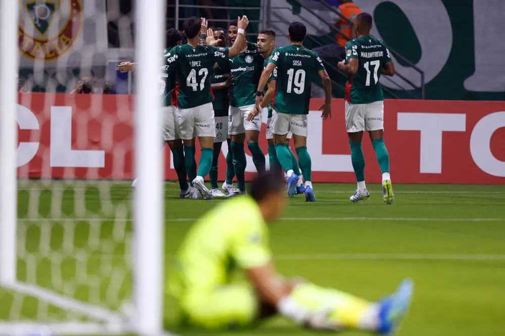 Palmeiras vence Bragantino e segue líder invicto