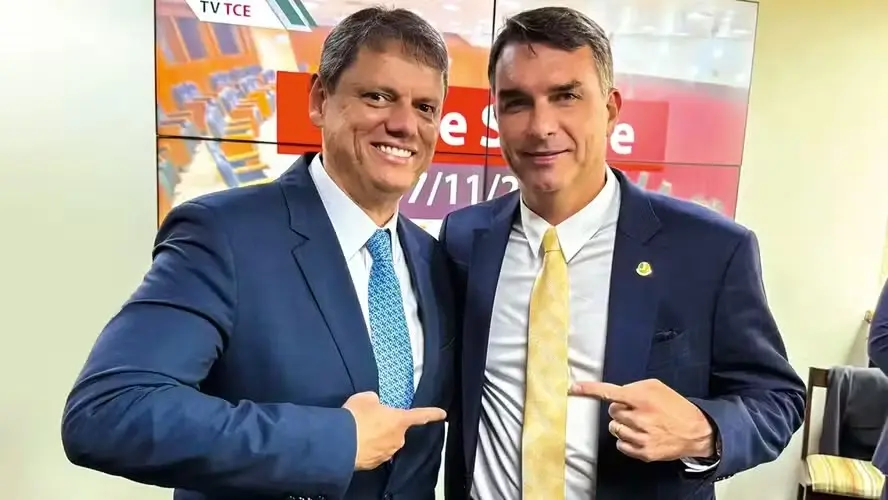 Tarcísio endurece tom e cobra explicações de Flávio sobre caso Master